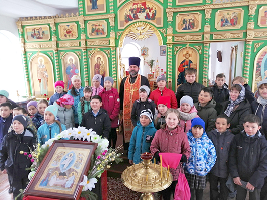Отец Александр Антонов со своими юными прихожанами