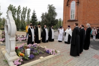 11 августа 2021 г. – В 13-ю годовщину преставления первого епископа Курганского и Шадринского Михаила (Расковалова) наместник Далматовской обители игумен Варнава (Аверьянов) принял участие в панихиде на его могиле в г. Кургане.