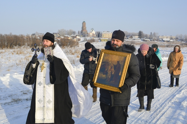 19 января 2018 г. – великое освящение воды в праздник Крещения Господня совершили священнослужители Далматовского монастыря в храмах Монастырского благочиния и на близлежащих водоемах.
