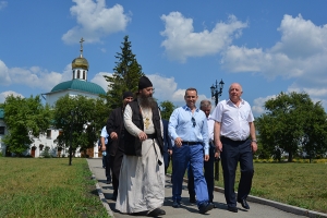 8 июля 2020 г. – Губернатор Курганской области В.М. Шумков в ходе своего визита в г. Далматово посетил Успенский Далматовский мужской монастырь и осмотрел часовню-купальню на источнике прп. Далмата Исетского.