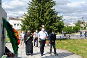 22 июня 2020 г. – в День памяти и скорби наместник Далматовского монастыря игумен Варнава (Аверьянов) принял участие в возложении цветов к монументу павшим войнам в г. Далматово.