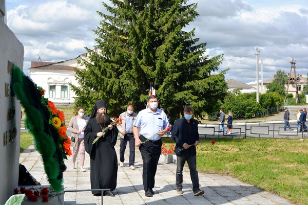 22 июня 2020 г. – в День памяти и скорби наместник Далматовского монастыря игумен Варнава (Аверьянов) принял участие в возложении цветов к монументу павшим войнам в г. Далматово.