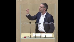 Австрийский парламентарий разрушил миф о карантине!
