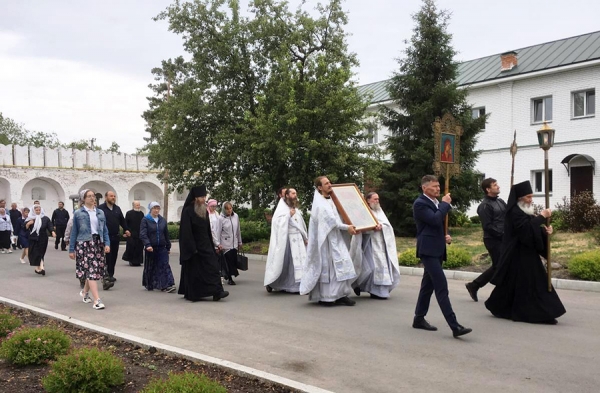 10 июня 2021 г. – крестный ход к часовне на Успенской площади г. Далматово ради избавления от засухи совершили священнослужители, братия и прихожане Далматовской обители в праздник Вознесения Господня.