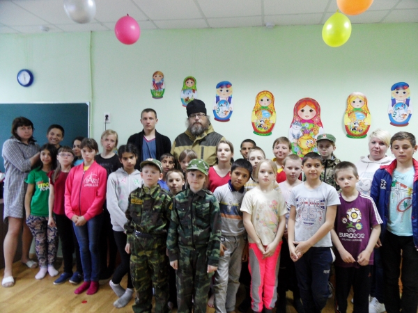 18 мая 2018 г. – насельник Далматовского монастыря иеромонах Иосиф (Бровкин) и юные казаки из пикета «Русь молодая» посетили Красноисетскую школу-интернат.