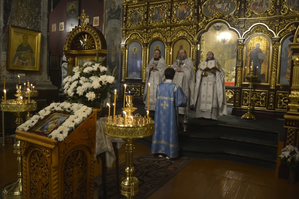 7 января 2023 г. – праздничное богослужение в честь Рождества Христова состоялось в Скорбященском храме Далматовского монастыря.