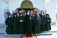 30 апреля 2019 г. – благочинный Монастырского округа игумен Варнава (Аверьянов) и священнослужители Далматовской обители сослужили правящему архиерею за Божественной литургией в Троицком храме Введенского Верх-Теченского женского монастыря.