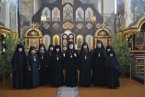 9 января 2019 г. – Божественную литургию в Скорбященском храме Далматовского монастыря на святках совершил епископ Шадринский и Далматовский Владимир в сослужении с духовенством обители.