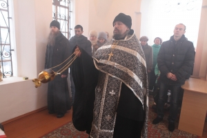 28 марта 2018 г. – литию по жертвам трагедии в Кемерово в часовне на Успенской площади г. Далматово отслужил насельник Далматовского монастыря игумен Павел (Стрекалев).