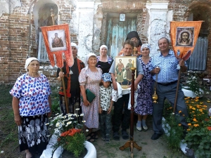 14 июля 2022 г. – Литургию в престольный праздник полуразрушенного храма в честь мчч. Космы и Дамиана с. Ключевское Далматовского р-на Монастырского благочиния отслужил в молебном доме насельник Далматовской обители иеромонах Иосиф (Бровкин).