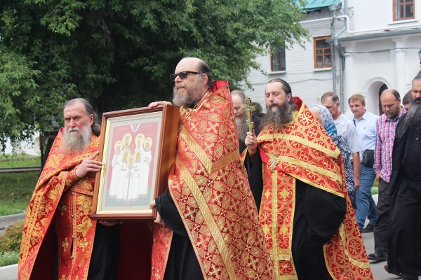 17 июля 2022 г. – память свв. Царственных страстотерпцев отметили в Далматовской обители, совершив по окончании Литургии крестный ход к часовне на Успенской площади г. Далматово, где был отслужен акафист святым.