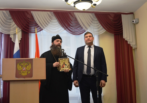 22 ноября 2019 г. – наместник Далматовского монастыря игумен Варнава (Аверьянов) принял участие в инаугурации Главы города Далматово С. А. Спицина.